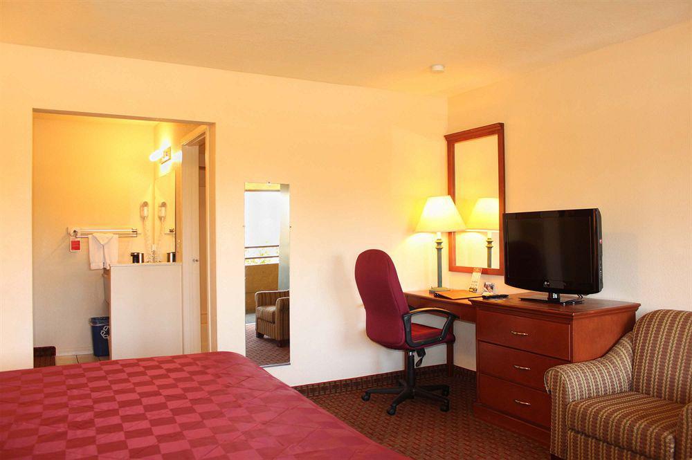 Ramada By Wyndham Near Seaworld / Mission Beach San Diego Exteriör bild